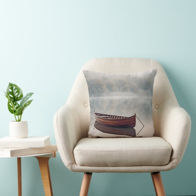 Houten roeiboot op kalm water kussen (Stoel)