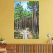 Houten spoor in dennenbos canvas afdruk (Insitu (Woonkamer))