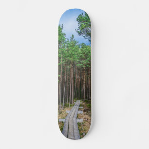Houten spoor in dennenbos skateboard