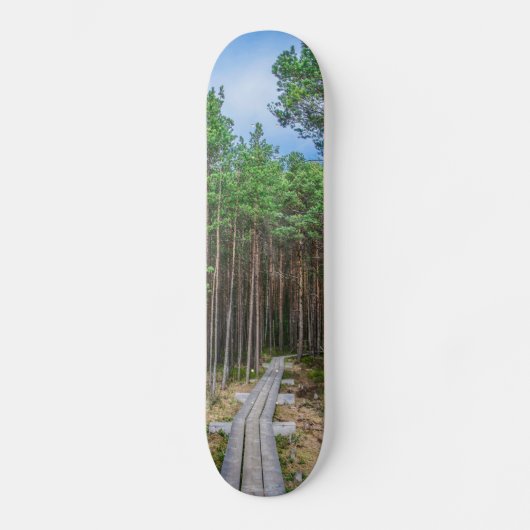 Houten spoor in dennenbos skateboard (Voorkant)