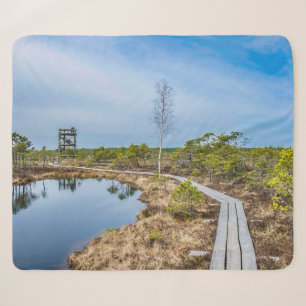 Houten spoor over moeras met toren sherpa deken