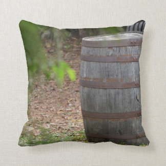 houten vat rechts met groene schijfjes links kussen