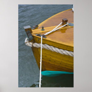 Houten zeilboot in water poster