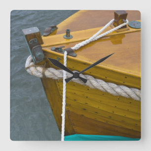 Houten zeilboot in water vierkante klok