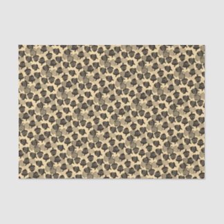 Houtsnede zwarte eikels op crème tissuepapier