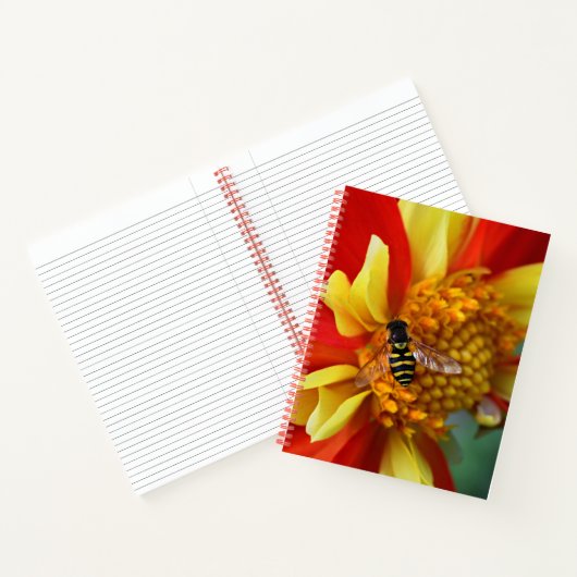 Hover Vlieg op Sinaasappel en Gele Dahlia Notitieboek (Binnen)