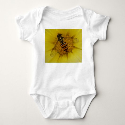 Hoverfly op een Marigold Baby Romper (Voorkant)