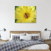 Hoverfly op een Marigold Canvas Print (Insitu (Slaapkamer))