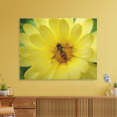 Hoverfly op een Marigold Canvas Print (Insitu (Woonkamer))