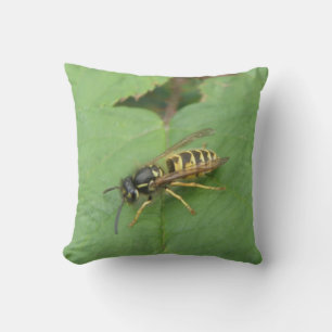 Hoverfly sur un Coussin feuille