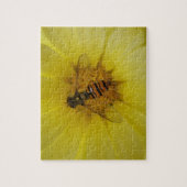 Hoverfly sur un puzzle Marigold (Vertical)