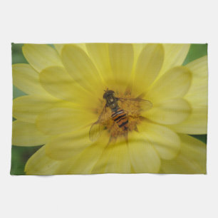 Hoverfly sur une serviette de cuisine Marigold