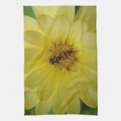 Hoverfly sur une serviette de cuisine Marigold (Vertical)
