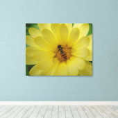 Hoverfly sur une toile Marigold imprimer (Insitu (Plancher de Bois))