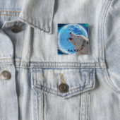 Howling Arctic Wolf & Moon Wildlife Badge (En situation)