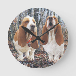 Howling Basset Hound Woodland Clock Ronde Klok