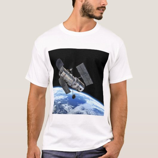 Hubble ruimtetelescoop in Earth Orbit NASA Photo T-shirt (Voorkant)