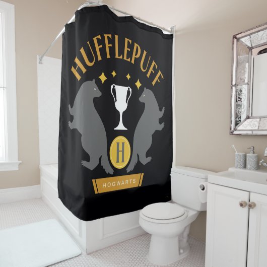 HUFFLEPUFF™ Badger en Cup House Pride Graphic Douchegordijn (In situ)