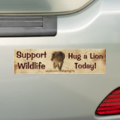 HUG A LION Funky Wildlife Support Bumper Sticker (En voiture)