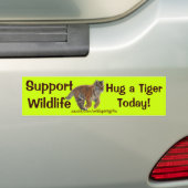 HUG A TIGER Wildlife Support Funny Bumper Sticker (En voiture)