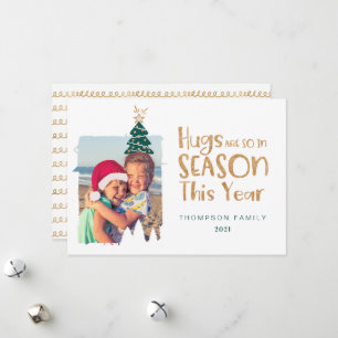 Huggen zijn kerstboomseizoenen en kerstfoto's feestdagenkaart