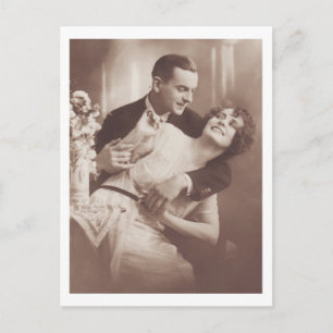 Hugging Romantic Couple in Love Retro Briefkaart