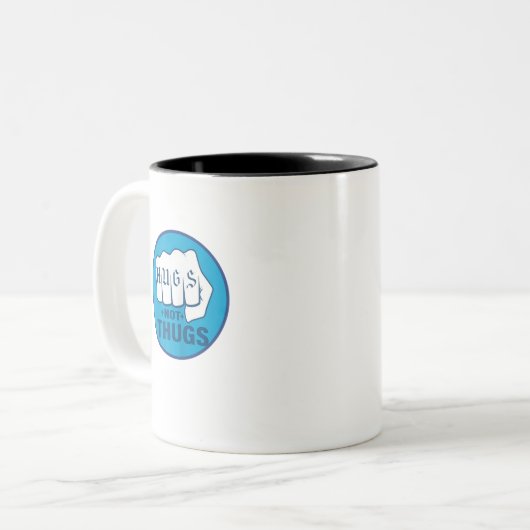 HUGS THUGS THUGS Two-Tone COFFEE MOK (Voorkant links)