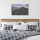 Huis in Toscane in de ochtend mist canvas print (Insitu (Slaapkamer))
