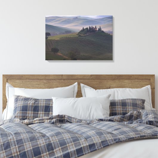 Huis in Toscane in de ochtend mist canvas print (Insitu (Slaapkamer))