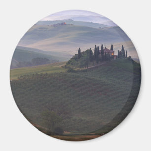 Huis in Toscane in de ochtend mist-ronde magneet