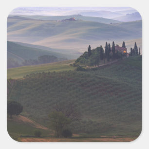 Huis in Toscane in de ochtend mist sticker