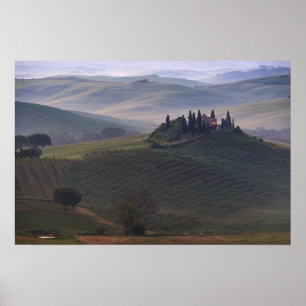 Huis in Toscane in de ochtendnevel poster