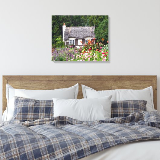 Huisje in de Engelse tuin verpakt Canvas Print (Insitu (Slaapkamer))
