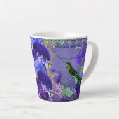 Hummingvogel op paars kristal en terug met latte mok (Rechterhoek)