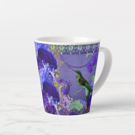 Hummingvogel op paars kristal en terug met latte mok (Rechterhoek)