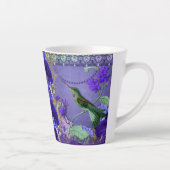Hummingvogel op paars kristal en terug met latte mok (Rechts)