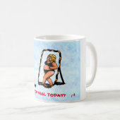 Humor cartoon grappige, bange vrouw die op spiegel koffiemok (Voorkant rechts)