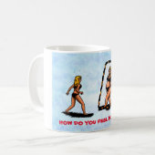 Humor cartoon grappige, bange vrouw die op spiegel koffiemok (Voorkant links)