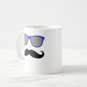 Humor voor snor en blauwe zonnebril koffiemok (Voorkant links)