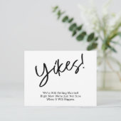 Humoristische eenvoudige uitgestelde bruiloft upda briefkaart (Staand voorkant)