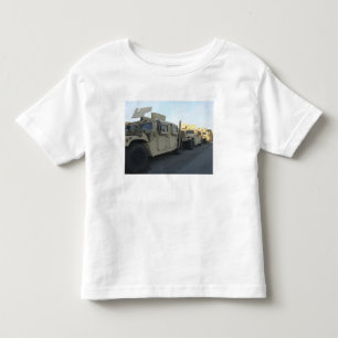 Humvees zit op de pier van Morehead City Kinder Shirts