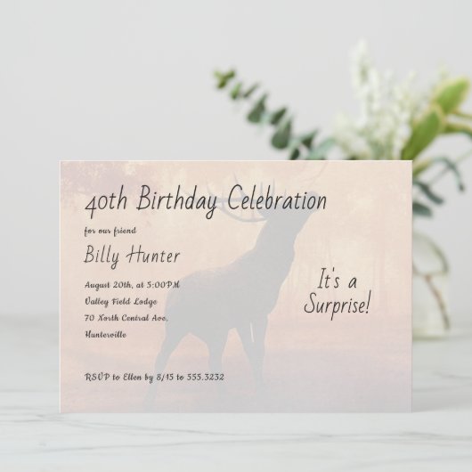 Hunter Antlers Surprise Anniversaire Invitation (Debout devant)