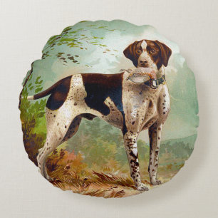 Hunter dog met vogel in de mond rond kussen