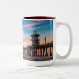 Huntington Beach Pier bij zonsondergang Tweekleurige Koffiemok
