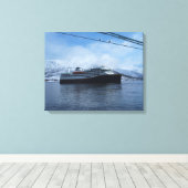 Hurtigruten Veerboot vertrekt uit de haven Canvas Afdruk (Insitu (Houten vloer))