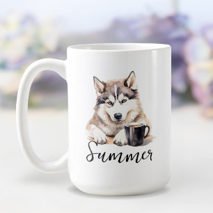 Husky Sibérien avec tasse de café, chien avec atti