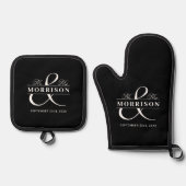 Huwelijk Mr. Mrs. Black Monogram Ovenwant & Pannenlap Set (Voorkant)
