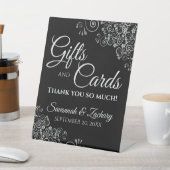 Huwelijkscadeaus- en kaartliefilms met een luiftig reclamebord met voetstuk (Insitu)