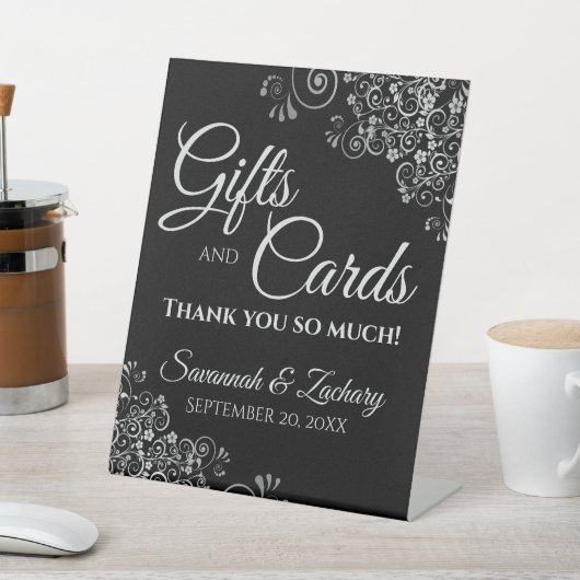 Huwelijkscadeaus- en kaartliefilms met een luiftig reclamebord met voetstuk (Insitu)