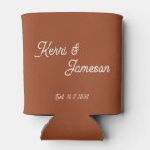 Huwelijksgunsten Kaneel Minimalistisch Script Blikjeskoeler (Achterkant)